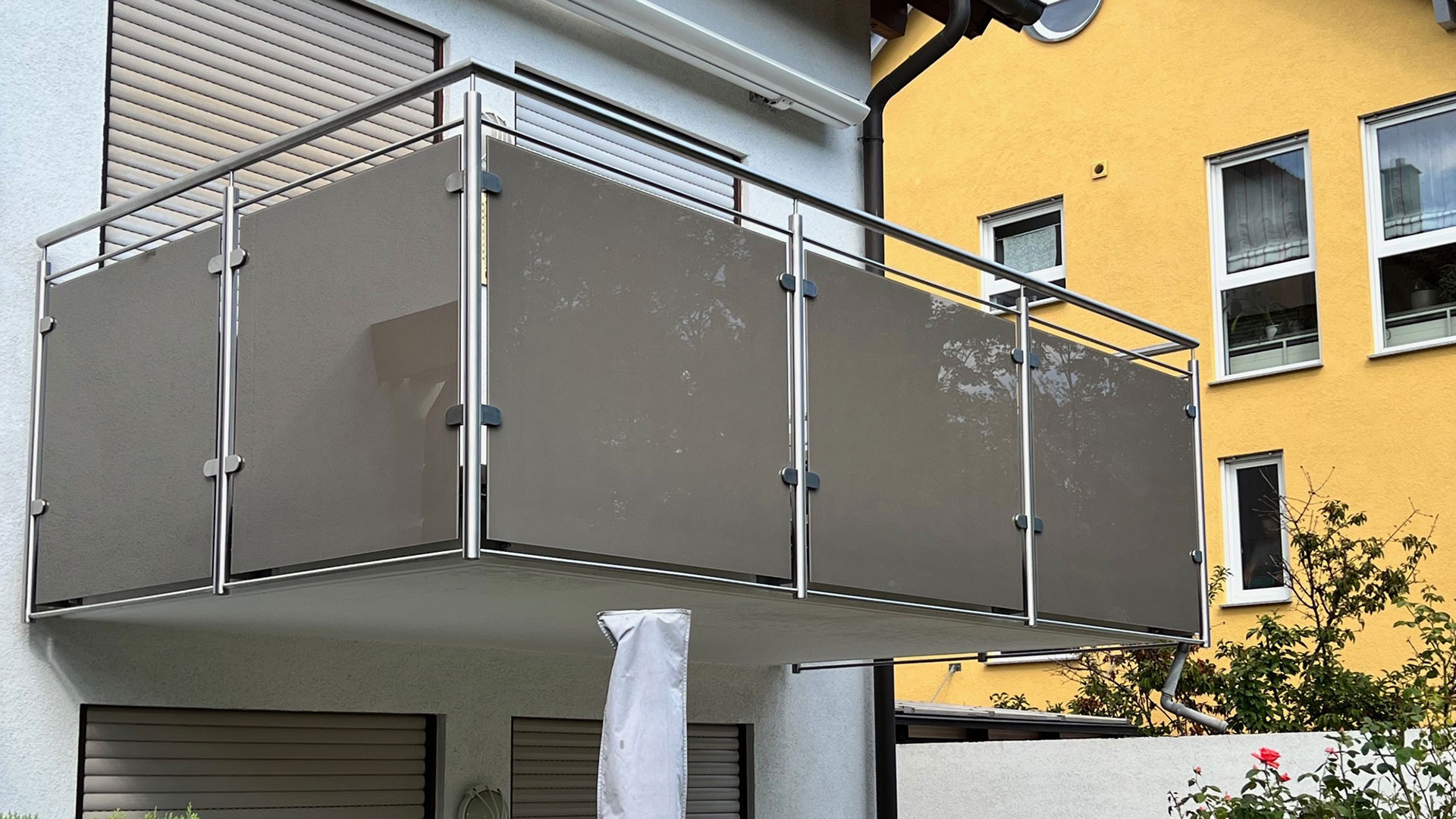 Balkon mit edlen Scheiben aus Braunglas