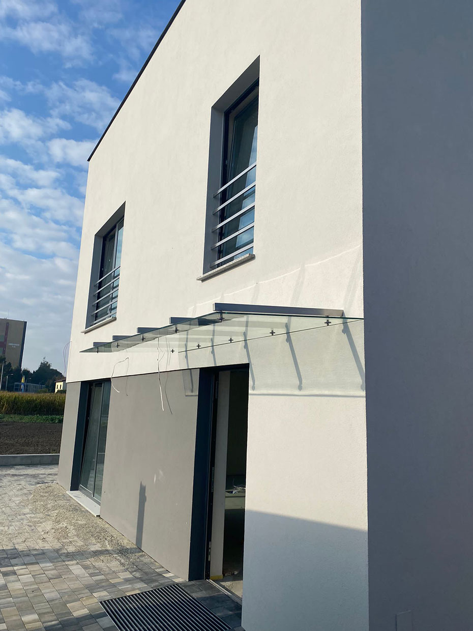 Modernes, edles Glasvordach in Stuttgart kaufen