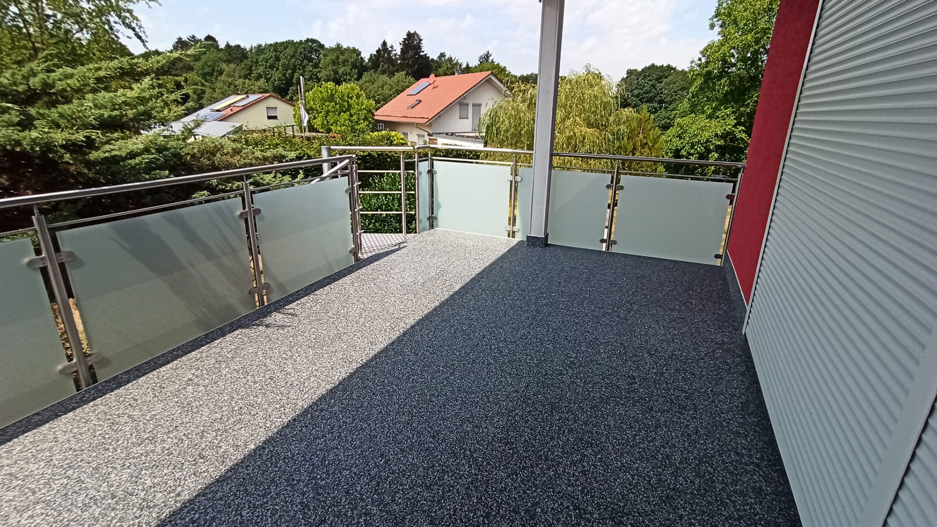 Pflegeleichter Balkonboden mit Steinchen in Metzingen