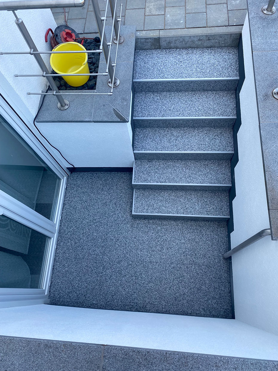 Kellerabgang mit neuer Treppe und Steinteppich Drainagefliesen