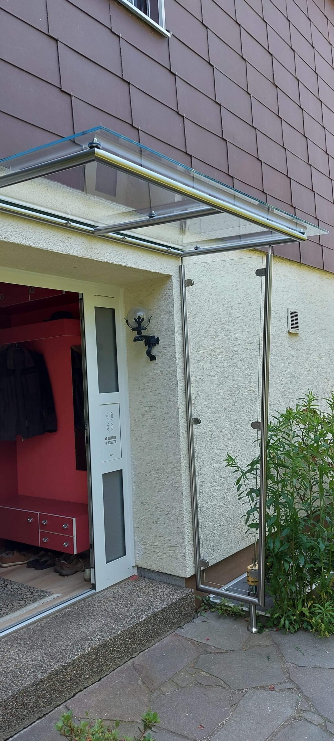 Edelstahl Vordach 1 scaled Edelstahl-Vordächer mit Verbundglas – stilvoller, sicherer & rostfreier Wetterschutz für Ihren Eingangsbereich, maßgefertigt.